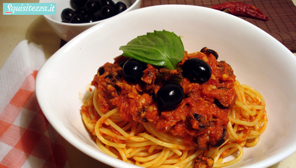 Spaghetti al tonno con pomodori e olive